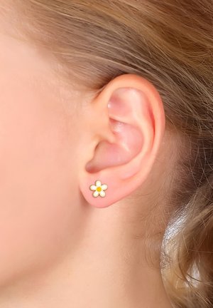 Orecchini a perno in tono oro a forma di fiore con design di un fiore bianco e accenti gialli. Superficie liscia, dimensioni ridotte adatte per un uso quotidiano.
