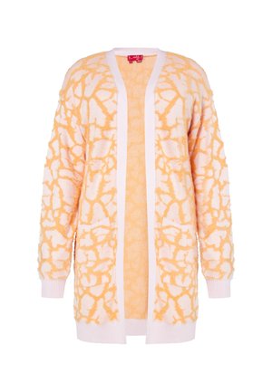 Lange cardigan van zachte stof, met een lichtroze basis en een abstract oranje patroon, open voorkant en twee voorzakken.