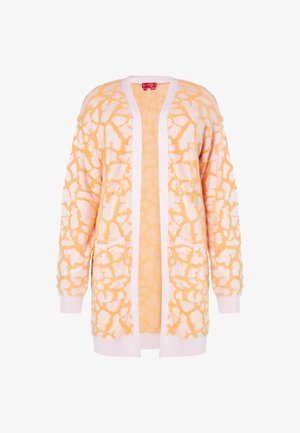 Lang cardigan lavet af blødt stof, med en lyserød bund og et abstrakt orange mønster, åben front og to forlommer.
