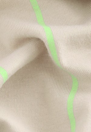 Tissu tricoté beige présentant une rayure verticale néon verte proéminente, mettant en valeur une texture douce et un design côtelé.