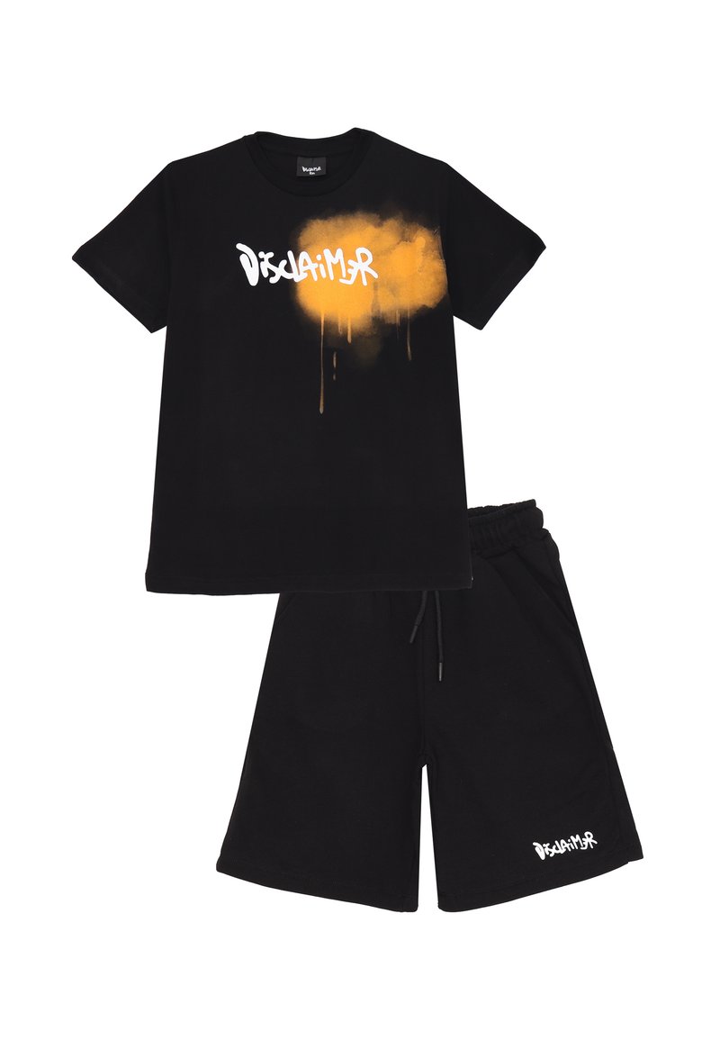 Completo composto da t-shirt nera in cotone e pantaloni corti, caratterizzato da stampe in stile graffiti bianche con la parola "DISCLAIMER" e un effetto di goccia di vernice arancione sulla maglietta.