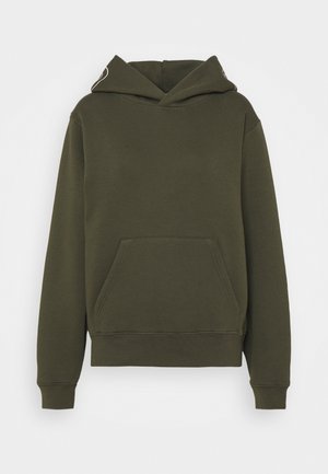 Oliven grøn hættetrøje med front-kængurulomme og lange ærmer mod en ensfarvet lys baggrund.