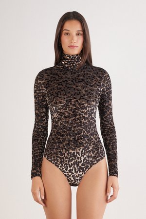 Langarm bodysuit in zwart en beige luipaardprint. Gemaakt van rekbare stof, met een hoge halslijn en een aansluitende pasvorm.