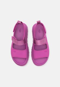 UGG GOLDENGLOW - Sandale s platformom - mangosteen