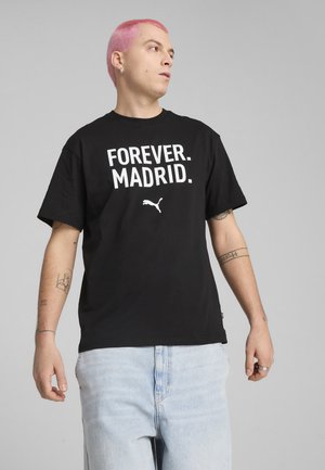 Sort bomulds t-shirt med stor hvid tekst "FOREVER. MADRID." og et lille hvidt Puma-logo. Korte ærmer og en afslappet pasform.