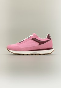 Kijelölve, pink/burgundy