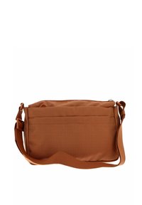 Borsa a tracolla in tessuto marrone con tracolla regolabile, chiusura con zip e tasca frontale. Superficie testurizzata con un design minimalista.