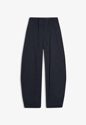 Pantalon noir à taille haute, jambes larges, avec plis sur le devant, poches latérales, fermeture par boutons et cordons de serrage à la taille.