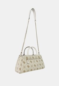 Sac à main blanc avec motif logo doré, double anses supérieures et une bandoulière en chaîne. Présente une poche zippée et une texture lisse. Forme triangulaire.
