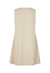 Rochie bej fără mâneci, cu siluetă în formă de A, design simplu și decolteu rotund, prezentată pe un fundal alb.