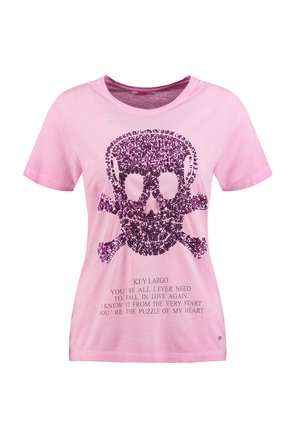 Lichtroze shirt met korte mouwen, voorzien van een grote paarse pailletten schedel en gekruiste beenderen en kleine tekst met romantische uitspraken eronder.