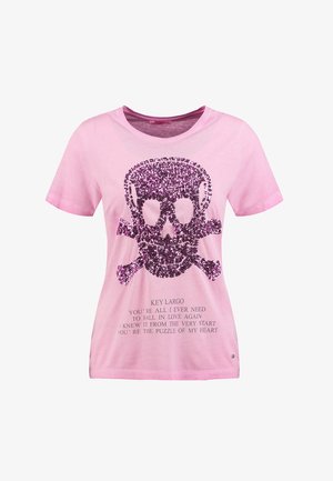 Lichtroze shirt met korte mouwen, voorzien van een grote paarse pailletten schedel en gekruiste beenderen en kleine tekst met romantische uitspraken eronder.