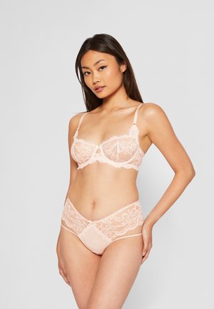 Conjunto de sujetador y bragas de encaje en rosa claro que presenta patrones florales, tirantes ajustables y acentos de malla suave, destacando elementos de diseño delicados.