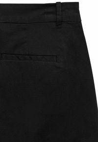 Falda de mezcla de algodón negra con corte recto, cinturilla visible y un bolsillo trasero con una textura tejida sutil.