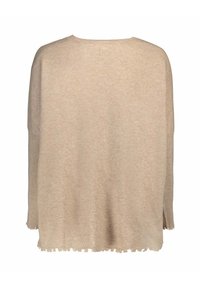 Maglione beige a maniche lunghe in maglia con bordi sfrangiati lungo l'orlo e i polsini, mostrato su uno sfondo bianco.