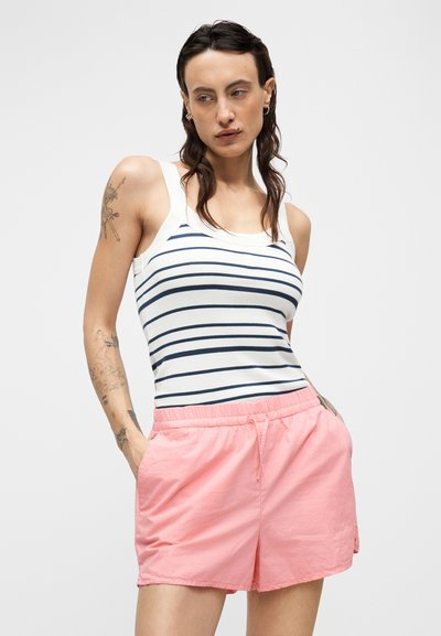 Ριγέ αμάνικη μπλούζα σε λευκό και ναυτικό μπλε, σε συνδυασμό με ροζ σορτς με ελαστική μέση. Τα υλικά φαίνονται απαλά με άνετη εφαρμογή και πλαϊνές τσέπες.