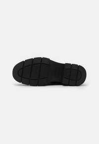 YOURTURN UNISEX - Šnurovačky - black