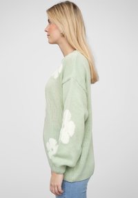 Cloud 5ive CREWNECK WITH FLOWERS - Svetrík - mint white