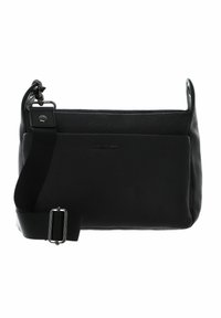 Bolso cruzado de cuero negro con superficie texturizada, correa ajustable y cierre de botón magnético. Presenta un logo grabado en la parte frontal.