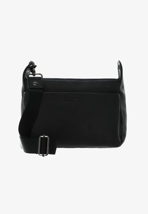 Sac bandoulière en cuir noir avec surface texturée, bandoulière réglable et fermeture à pression magnétique. Présente un logo embossé à l'avant.