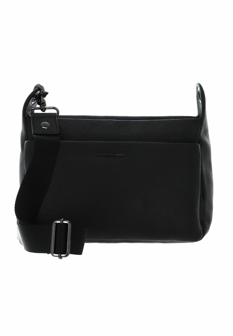 Bolso cruzado de cuero negro con superficie texturizada, correa ajustable y cierre de botón magnético. Presenta un logo grabado en la parte frontal.