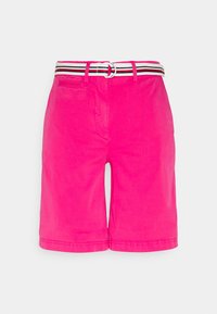 Bermuda hot pink realizzate in tessuto leggero, con una cintura a strisce a contrasto e una fibbia argentata, oltre a una tasca posteriore.