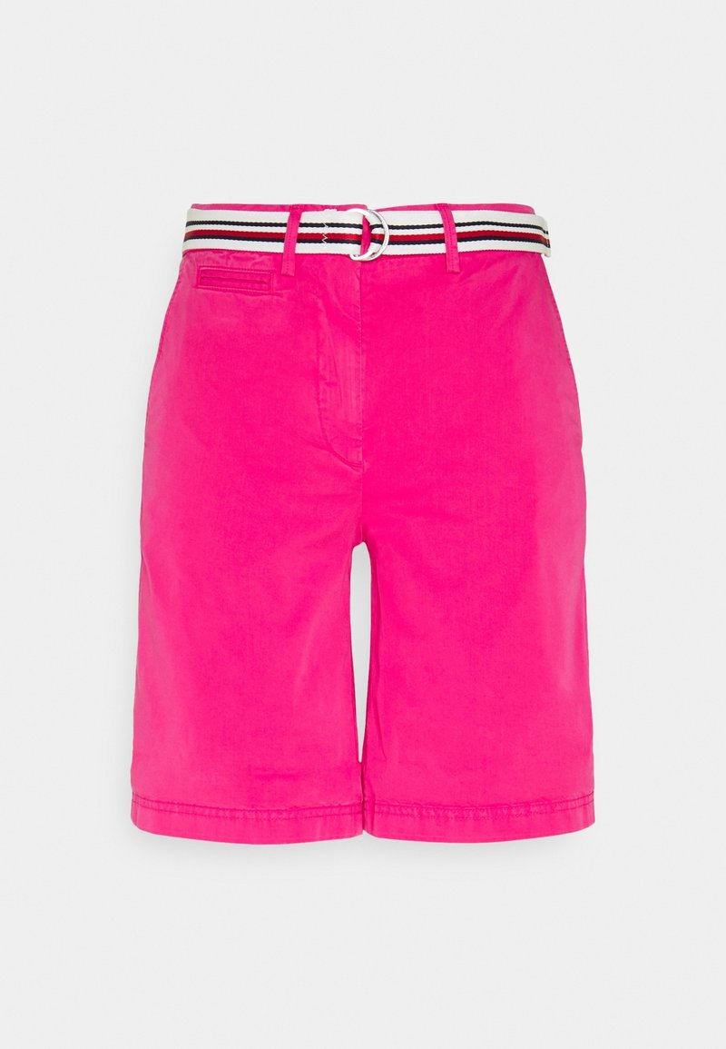 Bermuda hot pink realizzate in tessuto leggero, con una cintura a strisce a contrasto e una fibbia argentata, oltre a una tasca posteriore.