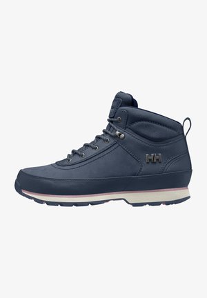 Bota de senderismo azul marino con parte superior de cuero suave y textil, suela de goma, cierre con cordones y acentos de hardware plateado.