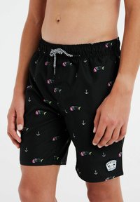 Zwarte zwemshorts met een vissen- en ankerpatroon, een elastische tailleband met trekkoord en een witte merkembleem op de dij.