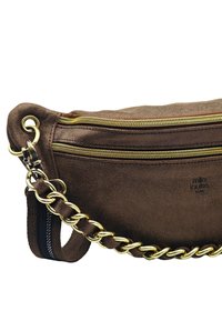 Sac bandoulière en daim marron avec deux zips dorés, détail de chaîne dorée, et sangle en tissu avec rayures noir et blanc.