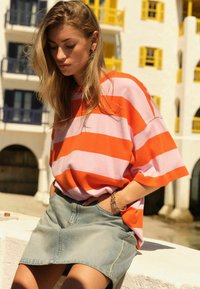 Next RELAXED FIT CREW NECK - Camiseta estampada - orange pink