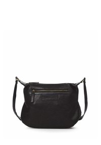 Bolso negro de cuero perforado con un compartimento principal con cremallera, bolsillo frontal plano, correa ajustable y un detalle de marca sutil.