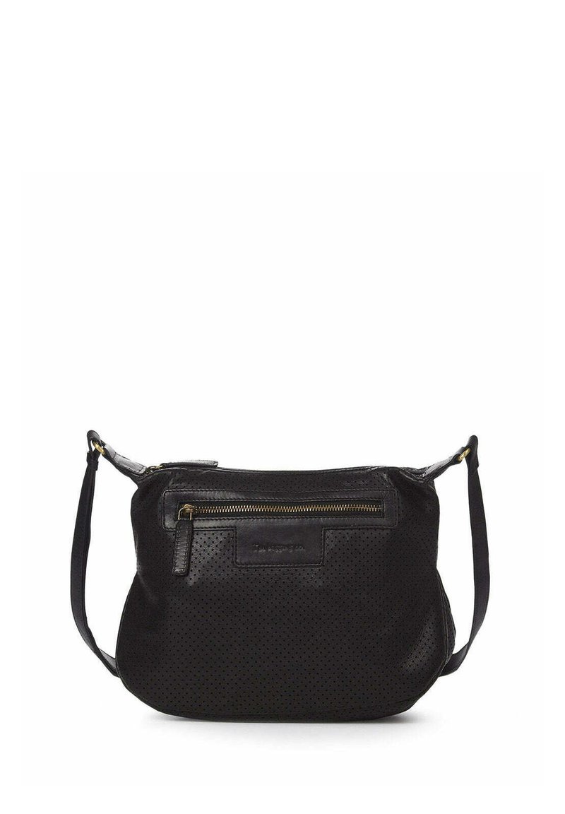 Bolso negro de cuero perforado con un compartimento principal con cremallera, bolsillo frontal plano, correa ajustable y un detalle de marca sutil.
