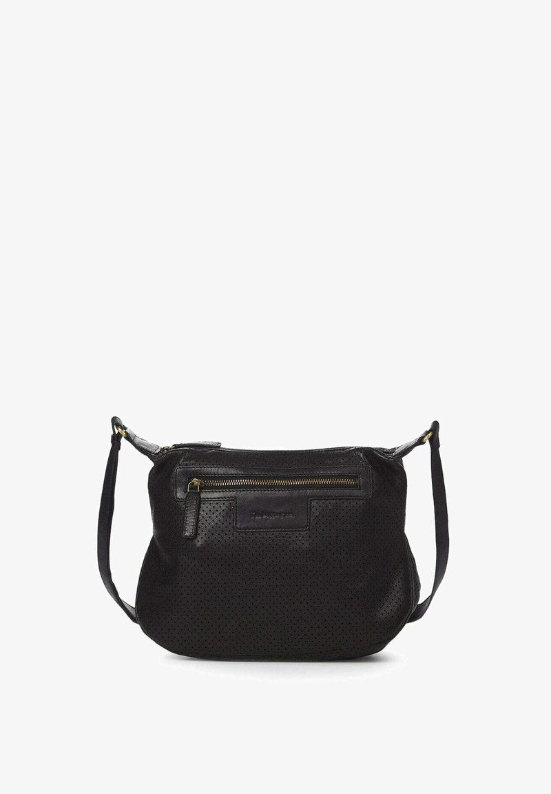 Bolso negro de cuero perforado con un compartimento principal con cremallera, bolsillo frontal plano, correa ajustable y un detalle de marca sutil.