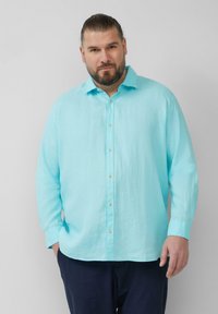 Een lichtgewicht, lange mouwen overhemd in fel turquoise linnen met een knoopsluiting aan de voorkant en een klassieke kraag, met lichte houten knopen.