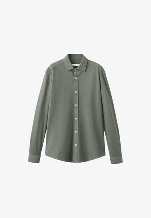 Långärmad skjorta med knappar i mjukt, texturerat, dämpat grönt tyg; har spetsad krage och vita knappar längs framplagget.