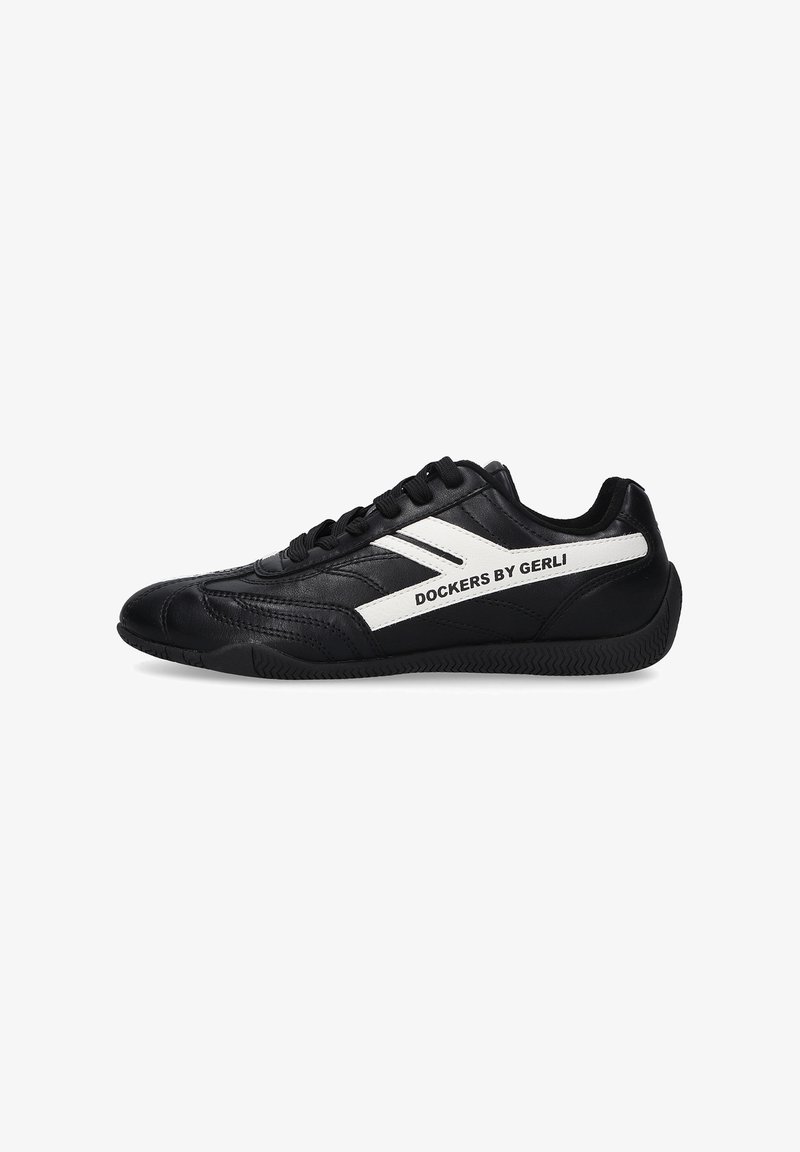 Schwarzer Sneaker mit niedrigem Schaft, schwarzen Schnürsenkeln, weißem Seitenstreifen und "Dockers by Gerli"-Logo, von der Außenseite betrachtet.