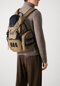 Oakley BATHROOM SINK UNISEX - Nahrbtnik - coyote