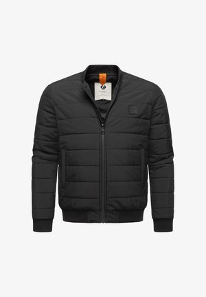 Jachetă puffer neagră cu un design matlasat, închidere cu fermoar frontal, manșete și tiv ribbate, și un mic patch cu logo pe piept. Material durabil.