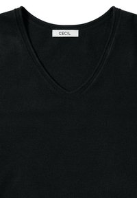 Schwarzer V-Ausschnitt-Pullover aus weichem Stoff mit glatter Textur und einem Etikett, das innen im Kragen mit "CECIL" versehen ist.