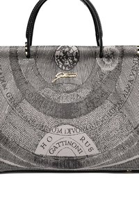 Sac à main gris et noir avec des motifs circulaires abstraits, du texte en latin, des poignées noires et un petit détail de signature doré.