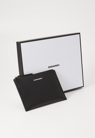 Mustast nahast kott, millel on tõmblukk ja millel on hõbedane "DSQUARED2" logo. Koos musta ja valge bränditud karbiga.