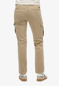 Superdry MID RISE SLIM - Cargobroek - stonewash taupe brown