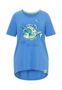 Chemise bleue à manches courtes avec un poisson de dessin animé portant des lunettes de soleil et le texte "MEIN LIEBER SCHOLLI" imprimé à l'avant.