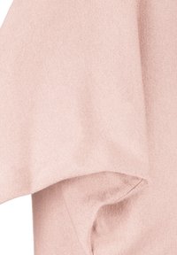 Helles, rosa gestricktes Sweatshirt mit einer glatten Textur, das einen weiten Ausschnitt und lässige Schulternähte aufweist, mit feinen, dezenten Rippen Details.