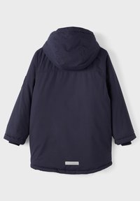 Manteau d'hiver à capuche de couleur bleu marine foncé avec manches longues et un petit patch réfléchissant rectangulaire près de l'ourlet inférieur au dos.