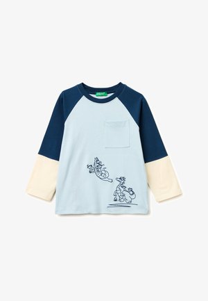 Dziecięca koszulka z długim rękawem, rękawy w kolorze granatowym i kremowym, jasnoniebieskie ciało, kieszonka na piersi oraz zabawne ilustracje smoków na przodzie.
