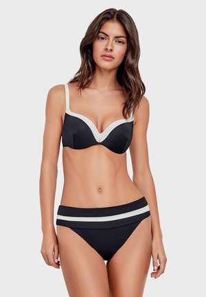 Crni bikini set s podstavljenim grudnjakom s bijelim obrubom i odgovarajućim visokim donjim dijelom bikinija s bijelim akcentom. Glatka tekstura tkanine.