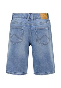 Vaaleansiniset farkkushortsit, joissa on klassinen leikkaus. Niissä on kaksi takataskua ja nahkapaikka vyötäröllä.