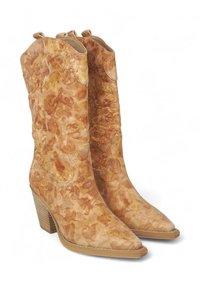 Botas de vaquero de cuero marrón claro con un patrón floral texturizado, punteras puntiagudas y un tacón apilado. Cuenta con costuras decorativas a lo largo de la parte superior.